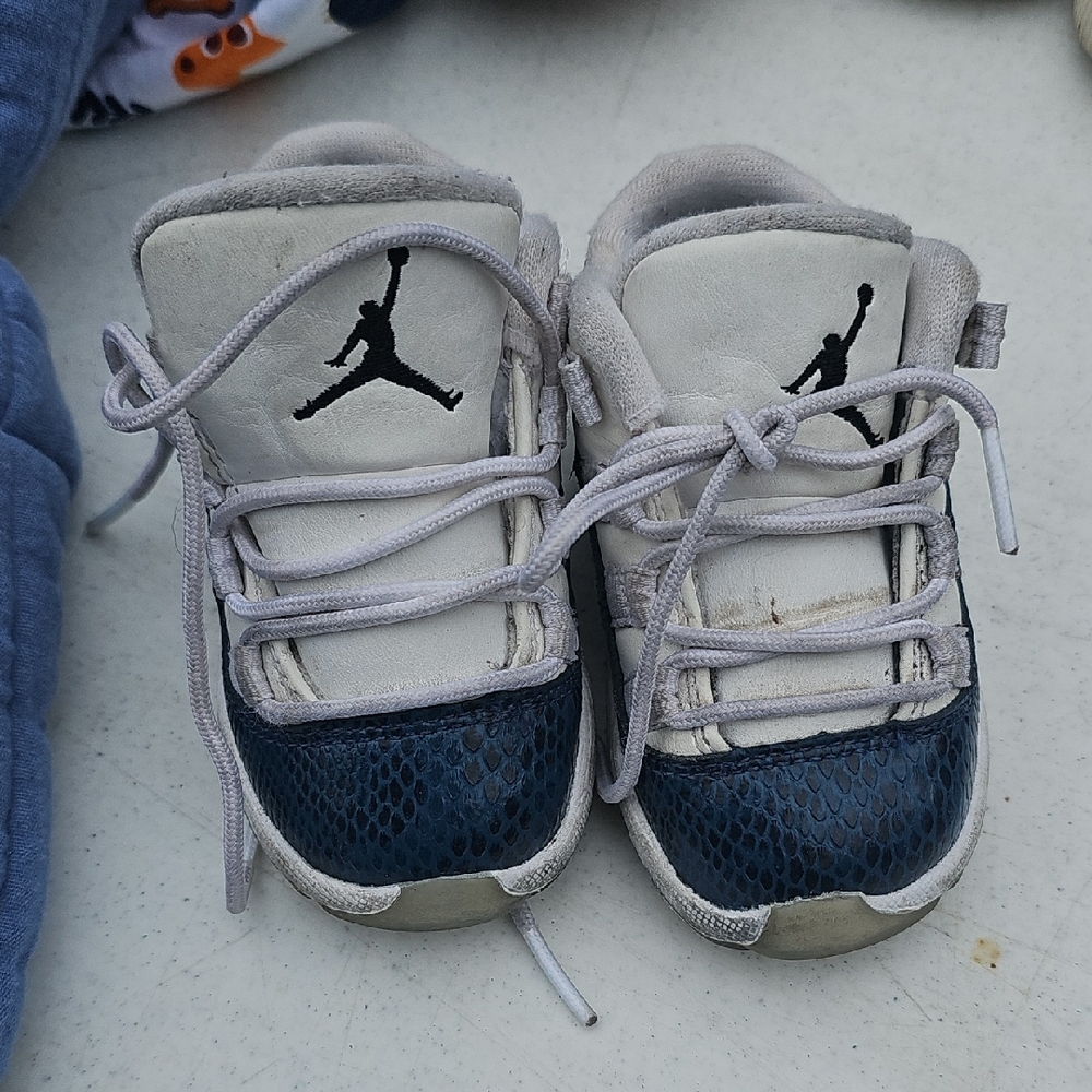 Jordan Kids Sneakers in White and Navy